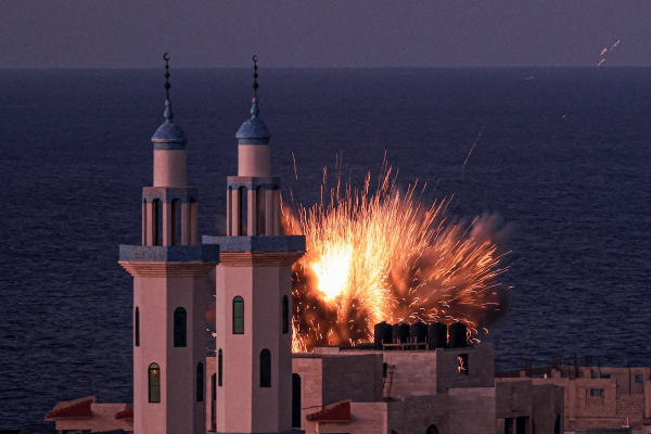 ▲12일(현지시간) 가자지구 중심 도시 가자시티에서 이스라엘의 공습으로 폭발이 발생하고 있다. 가자시티/AFP연합뉴스
