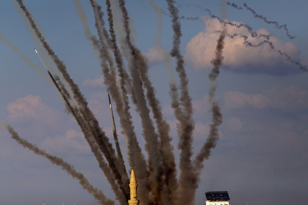 ▲10일(현지시간) 가자지구 상공에서 로켓이 이스라엘을 향해 발사되고 있다. (신화/뉴시스)
