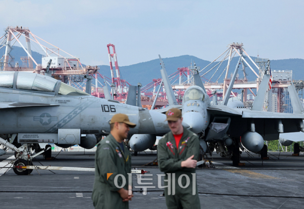 ▲13일 오후 부산작전기지에 입항해 있는 로널드 레이건함 갑판에 슈퍼호넷(F/A-18)을 비롯해 전투기가 탑재돼 있다. 사진공동취재단