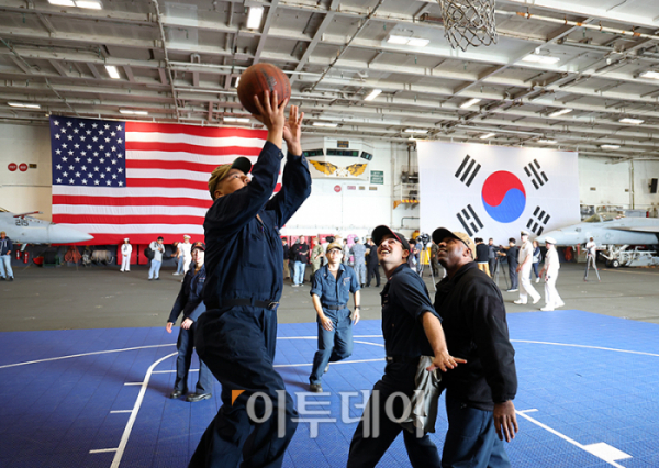 ▲13일 오후 부산작전기지에 입항해 있는 로널드 레이건함 격납고에서 장병들이 농구를 하고 있다. 사진공동취재단