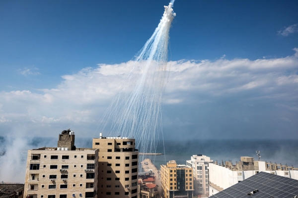 ▲휴먼라이츠워치(HRW)가 이스라엘군의 백린탄 사용을 주장하며 제시한 사진. 11일 가자지구에서 촬영됐다. 출처 HRW 웹사이트
