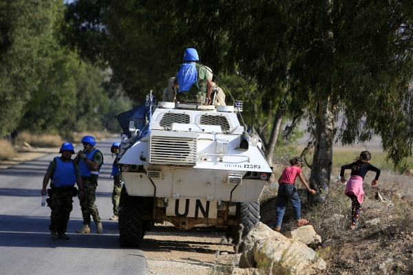 ▲레바논 주둔 유엔 평화유지군이 14일(현지시간) 레바논과 이스라엘 국경 일대를 순찰하고 있다. 신화연합뉴스
