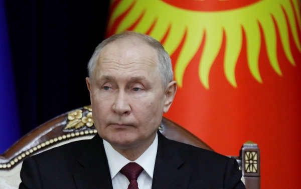▲블라디미르 푸틴 러시아 대통령이 12일(현지시간) 키르기스스탄 비슈케크에서 서명식에 참석하고 있다. 비슈케크(키르기스스탄)/로이터연합뉴스
