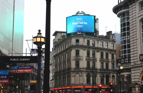 ▲영국 런던 피커딜리 광장에 위치한 옥외전광판에서 물 보존을 주제로 한 캠페인 영상이 상영되고 있다. (사진제공=LG전자)