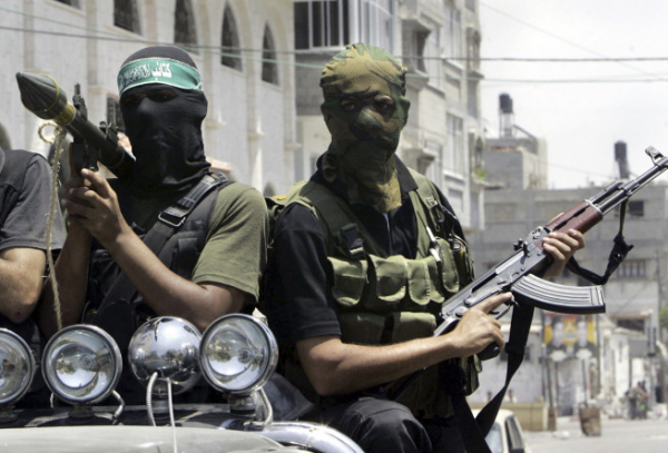 ▲하마스 전투원들이 2007년 6월 13일 팔레스타인 가자지구에서 열린 하마스 지도자 장례식 에서 무기를 들고 트럭에 올라 타 행진하고 있다. 가자(팔레스타인)/AP뉴시스