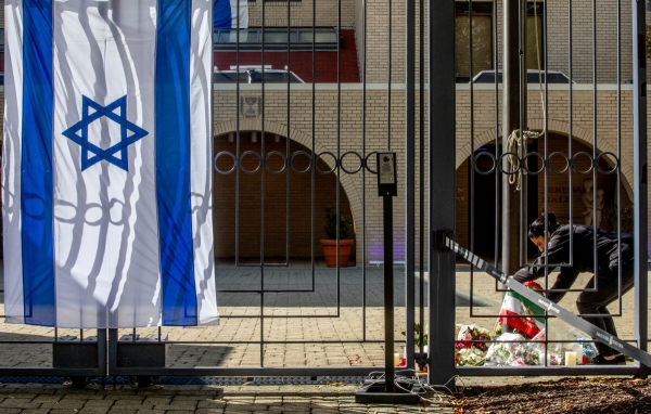 ▲주미 이스라엘 대사관 앞에 15일(현지시간) 추모객들이 놓고 간 꽃들이 보인다. 워싱턴D.C./EPA연합뉴스

