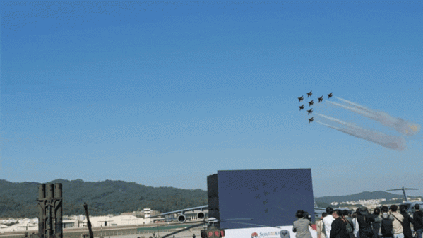 ▲대한민국 공군 블랙이글스가 곡예 비행을 선보이고 있다. (이동욱 기자 toto@)
