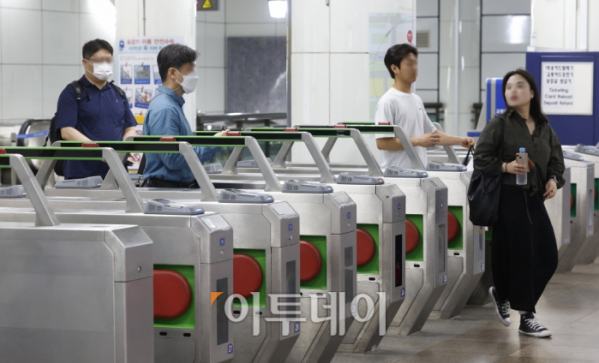 ▲18일 서울 서울 시내 지하철에서 시민들이 개찰구를 통과하고 있다. ( 조현호 기자 hyunho@)