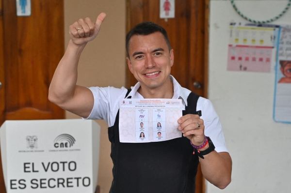 ▲국민민주행동(ADN) 소속 다니엘 노보아 아신 에콰도르 대통령 당선인이 15일(현지시간) 남서부 산타엘레나에서 방탄조끼를 입은 채 투표에 참여하고 있다. 산타엘레나(에콰도르)/AFP연합뉴스
