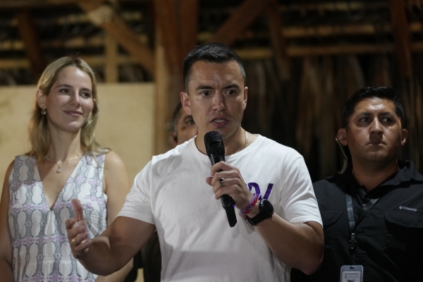 ▲15일 (현지시각) 다니엘 노보아(35) 에콰도르 대통령 당선인이 올론에서 연설하고 있다. (사진출처=AP/뉴시스)
