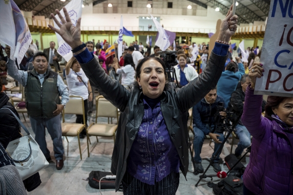 ▲에콰도르 수도 키토에서 다니엘 노보아 대통령 당선인의 지지자들이 당선 소식에 환호하고 있다.(사진출처=AP/뉴시스)
