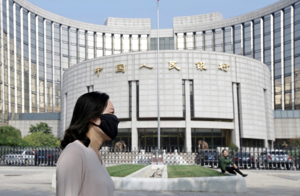 ▲중국 베이징에 있는 인민은행(PBOC) 건물 앞에 한 여성이 지나가고 있다. 베이징/로이터연합뉴스
