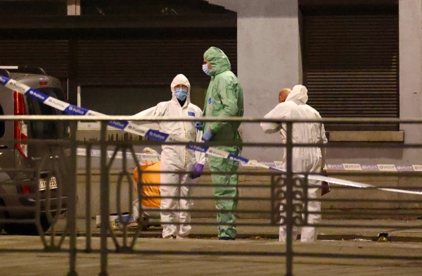 ▲16일(현지시간) 벨기에 브뤼셀에서 총격 사건이 발생한 후 경찰관들이 거리에서 증거를 수집하고 있다. 브뤼셀(벨기에)/AFP연합뉴스
