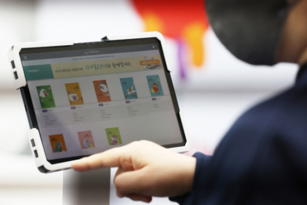 ▲제20회 대한민국 교육박람회에서 디지털 교과서를 살펴보는 참관객 (연합뉴스)