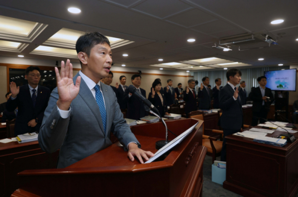 ▲이복현 금융감독원장이 17일 서울 여의도 금융감독원에서 열린 국회 정무위원회의 금감원에 대한 국정감사에서 선서를 하고 있다. 신태현 기자 holjjak@