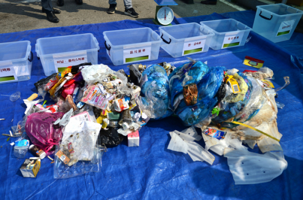 ▲종량제봉투에서 꺼낸 일반쓰레기와 재활용가능 쓰레기가 뒤섞여 있다. (기사 내용과 무관한 사진) (뉴시스)