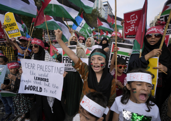 ▲15일(현지시각) 파키스탄 카라치에서 이스라엘의 가자지구 공습에 반대하는 시위대가 집회를 통해 팔레스타인과의 연대를 외치고 있다.  (AP뉴시스)