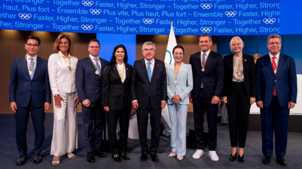 ▲김재열(55) 국제빙상경기연맹(ISU) 회장 겸 삼성경제연구소 사장이 국제올림픽위원회(IOC) 신규 위원으로 선출됐다.    김 회장은 17일(한국시간) 인도 뭄바이에서 열린 IOC 141차 총회의 신규 위원 선출 투표에서 유효표 73표 중 찬성 72표, 반대 1표를 받아 압도적인 지지로 신규 위원에 뽑혔다.    맨왼쪽이 김재열 국제빙상연맹회장. 가운데는 토마스 바흐 IOC 위원장. (연합뉴스(IOC 홈페이지 캡쳐))