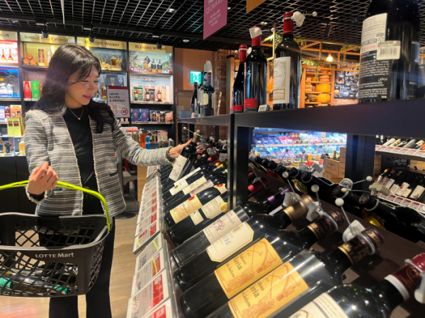 ▲18일 고객이 롯데마트 월드타워점 주류매장에서 와인을 살펴보고 있다. (사진제공=롯데쇼핑)