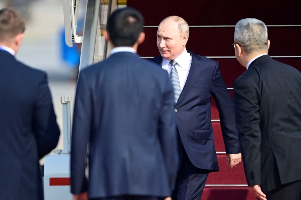 ▲일대일로 정상포럼 참석차 중국을 찾은 블라디미르 푸틴(오른쪽에서 2번째) 러시아 대통령이 17일 베이징 서우두 국제공항에 도착해 전용기에서 내리고 있다. 베이징/로이터연합뉴스
