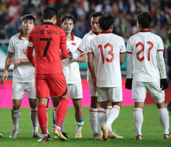 ▲17일 경기도 수원월드컵경기장에서 열린 축구대표팀 한국과 베트남의 친선경기. 6대0으로 이긴 한국 대표팀 손흥민에게 베트남 대표팀 선수들이 인사를 건네고 있다. (연합뉴스)