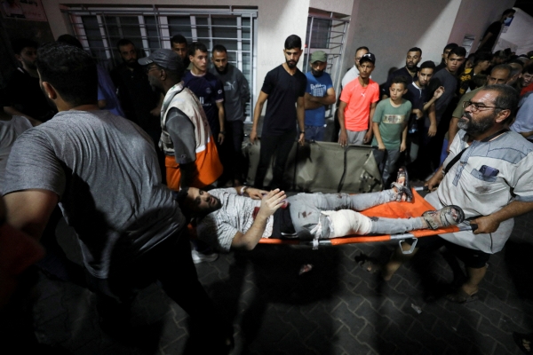 ▲17일(현지시간) 가자지구에서 병원 피폭 사건으로 다친 한 남성이 이송되고 있다. 가자지구/로이터연합뉴스
