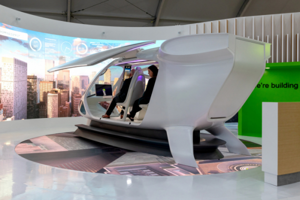 ▲슈퍼널이 ‘서울 ADEX 2023’에서 공개한 UAM 인테리어 콘셉트 모델에서 관람객들이 증강현실(AR) 비행을 체험하는 모습. (사진제공=슈퍼널)
