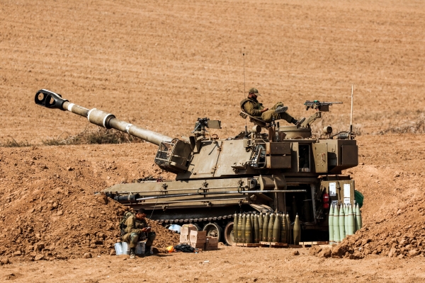 ▲이스라엘 병사들이 12일 자주포에서 휴식하고 있다. 가자지구(팔레스타인)/로이터연합뉴스
