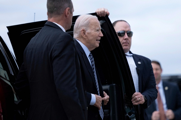 ▲바이든 미국 대통령(가운데)이 17일(현지시간) 이스라엘로 떠나기 위해 메릴랜드주 앤드루스 합동기지에 도착하고 있다. 앤드루스 공군기지/EPA연합뉴스
