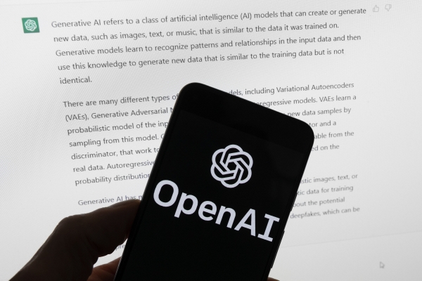 ▲챗GPT의 출력을 표시하는 컴퓨터 화면 앞에 OpenAI 로고가 표시돼 있다. 보스턴(미국)/AP뉴시스
