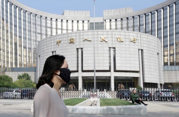 ▲한 시민이 2018년 9월 28일 중국 인민은행 앞을 지나고 있다. 베이징/로이터연합뉴스
