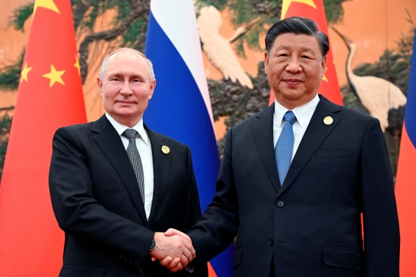 ▲18일(현지시간) 중국 베이징에서 시진핑(오른쪽) 중국 국가주석과 블라디미르 푸틴 러시아 대통령이 회담에 앞서 기념촬영을 하고 있다. (AP/뉴시스)
