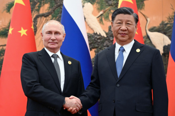▲시진핑 중국 국가주석과 블라디미르 푸틴 러시아 대통령이 18일 러-중 회담에서 악수하고 있다.  베이징/AP연합뉴스