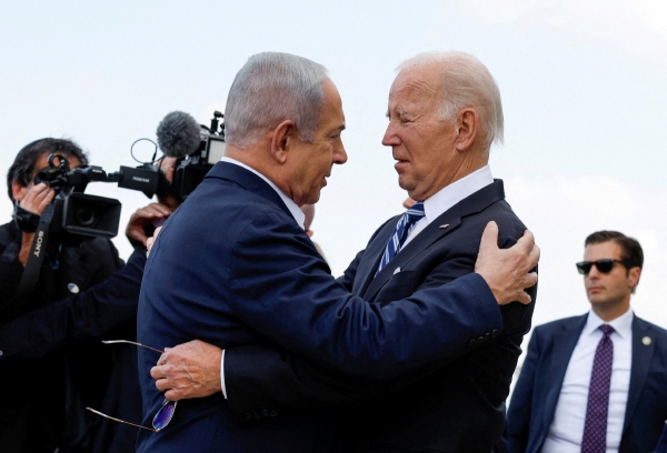 ▲조 바이든(오른쪽) 미국 대통령이 18일(현지시간) 이스라엘 텔아비브에 도착해 베냐민 네타냐후 총리와 포옹하고 있다. 텔아비브/로이터연합뉴스 
