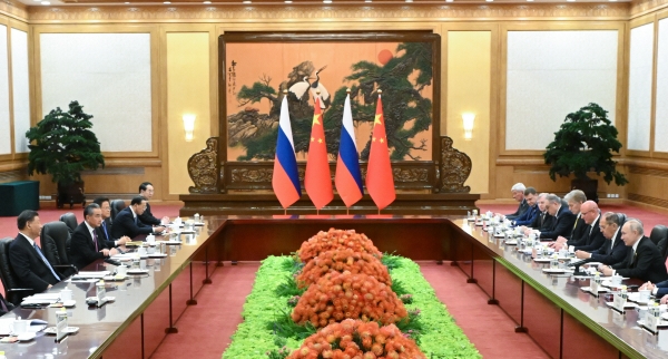 ▲시진핑(맨 왼쪽) 중국 국가주석과 블라디미르 푸틴(맨 오른쪽) 러시아 대통령이 18일 베이징에서 제3회 일대일로 국제협력 정상포럼 개막식이 끝난 뒤 별도 정상회담을 하고 있다. 베이징/타스연합뉴스 
