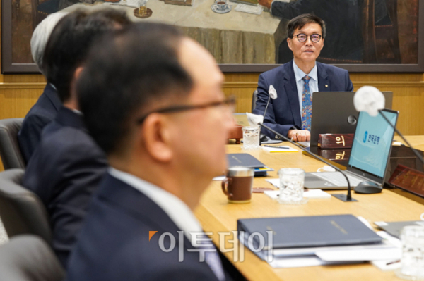 ▲이창용 한국은행 총재가 19일 서울 중구 한국은행에서 금융통화위원회를 주재하고 있다. 사진공동취재단