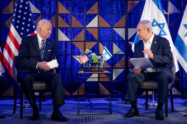▲조 바이든(왼쪽) 미국 대통령과 베냐민 네타냐후 이스라엘 총리가 18일(현지시간) 회담하고 있다. 텔아비브/신화연합뉴스
