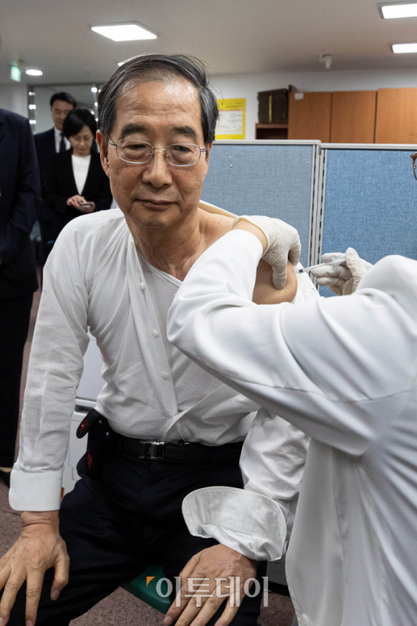 ▲한덕수 국무총리가 19일 서울 종로구보건소에서 코로나19 백신 접종을 받고 있다. 조현호 기자 hyunho@