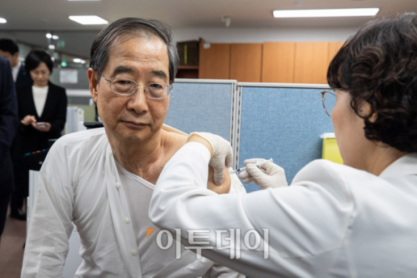 ▲한덕수 국무총리가 19일 서울 종로구보건소에서 코로나19 백신 접종을 받고 있다. 조현호 기자 hyunho@
