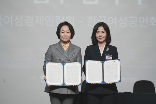 ▲이정한 한국여성경제인협회 회장(왼쪽)과 이영숙 한국여성공인회계사회 회장이 업무협약을 체결하고 기념촬영을 하고 있다.  (사진제공=한국여성경제인협회)