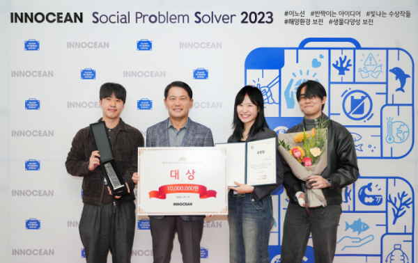 ▲노션은 대표적인 사회공헌활동인 ‘S.O.S(Social Problem Solver) 프로그램’에 관한 시상식을 개최했다. 사진은 이용우 이노션 대표이사(왼쪽에서 두번째)와 S.O.S 프로그램 대상 수상팀. (사진제공=이노션)