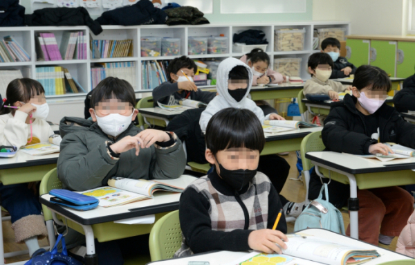 ▲1월 30일 오전 울산 남구 옥동초등학교에서 마스크를 착용한 학생들이 수업을 하고 있다. 기사와 직접 관련 없는 자료용 사진. (뉴시스)