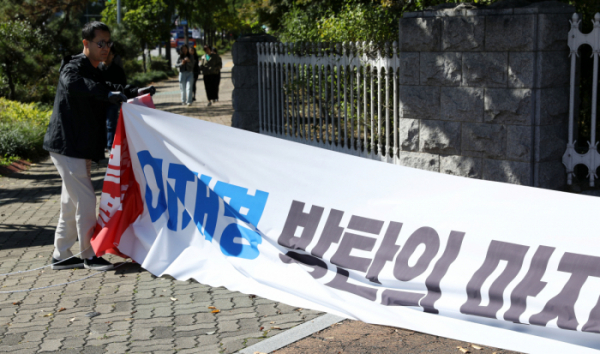 ▲20일 서울 영등포구 서강대교 남단사거리에서 관계자들이 정쟁형 현수막을 철거하고 있다. 앞서 국민의힘은 전국에 게첩된 정쟁형 현수막을 철거하고 정쟁형 요소가 있는 당 소속 태스크 포스(TF)도 정리하기로 했다. (뉴시스)