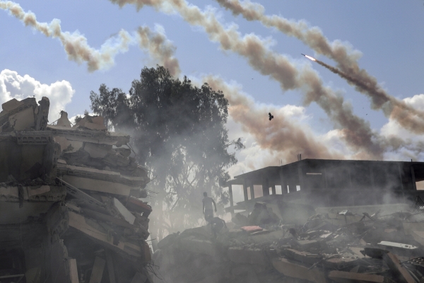 ▲19일(현지시간) 가자지구에서 이스라엘 방향으로 로켓이 발사되고 있다. 가자지구(팔레스타인)/AP연합뉴스
