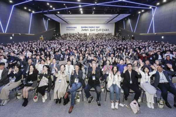 ▲인천 송도 삼성바이오로직스 본사 내 바이오플라자 대강당에서 임직원, 가족 1100여명이 ‘임직원 부모 초청행사’에 참석했다. (사진제공=삼성바이오로직스)