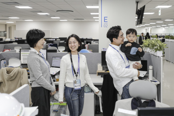 ▲삼성바이오로직스가 21일 진행한 ‘임직원 부모 초청 행사’에서 임직원 가족들이 본사 내 사무실을 직접 방문해 체험하고 있다. (사진제공=삼성바이오로직스)