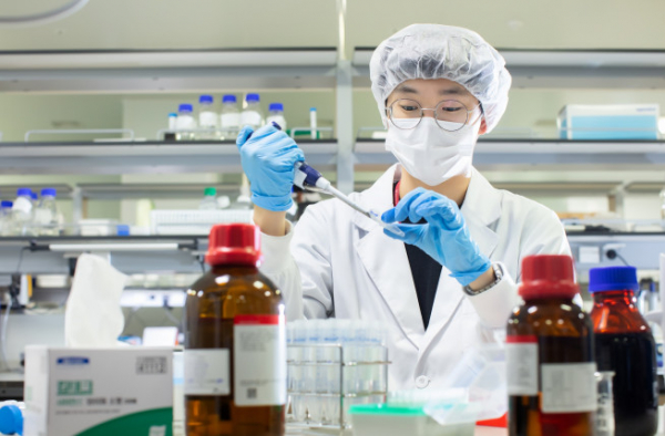▲SK바이오사이언스 연구원이 백신 개발을 위해 R&D를 진행하고 있다. (사진제공=SK바이오사이언스)