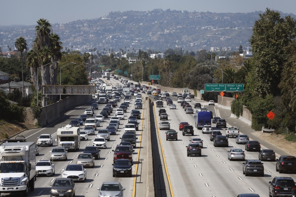▲2일(현지시간) 미국 캘리포니아주 로스앤젤레스에 있는 101번 고속도로에 차들이 달리고 있다. 로스앤젤레스(미국)/EPA연합뉴스
