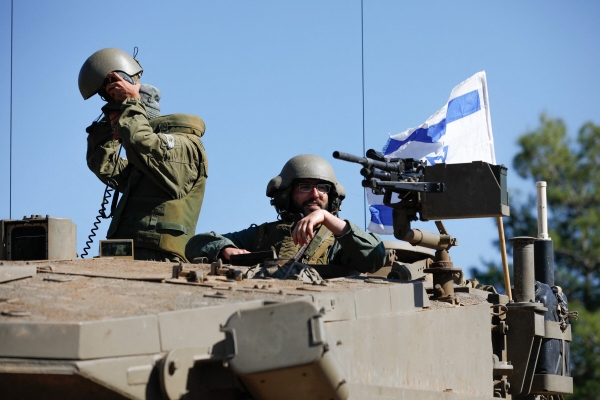 ▲이스라엘 군인들이 21일(현지시간) 레바논 국경 인근의 위치가 정확히 공개되지 않은 곳에서 탱크에 탑승해 대기하고 있다. 이스라엘군은 이날 레바논 헤즈볼라 거점에서 여러 발의 대전차 미사일이 날아와 응사했다고 밝혔다. AFP연합뉴스 
