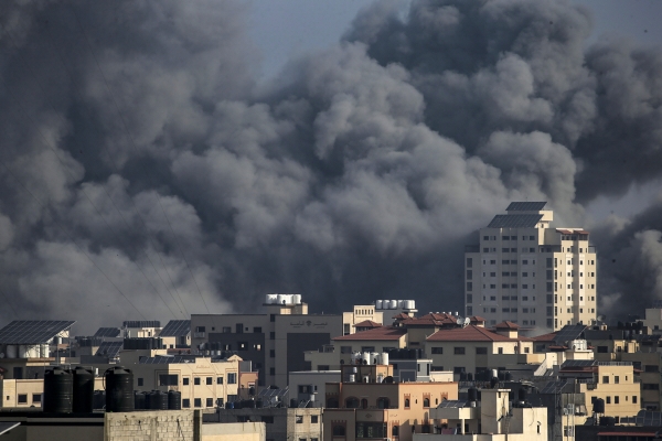 ▲가자지구에서 22일(현지시간) 이스라엘군의 폭격으로 연기가 치솟고 있다. 가자지구(팔레스타인)/EPA연합뉴스
